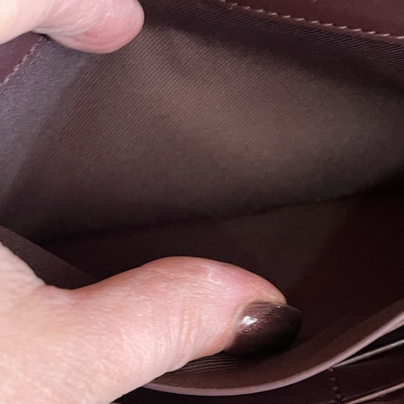 Crocodile-embossed leather - Picture 5 of 12